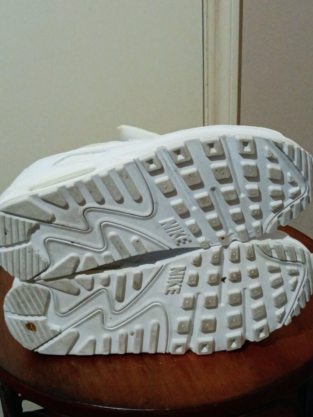Nike Air Max 90 Triple White Leather Women Sneaker Shoes CQ2560-100 Size 8 - Picture 3 of 13